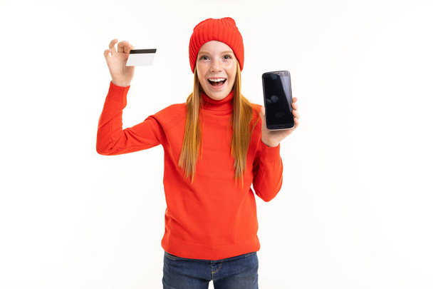 Telefonu ve kredi kartını elinde tutan kız, online alışveriş konsepti  - Fotoğraf, Görsel
