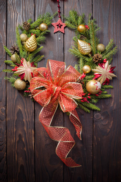 Christmas wreath on dark wooden door - Foto, afbeelding