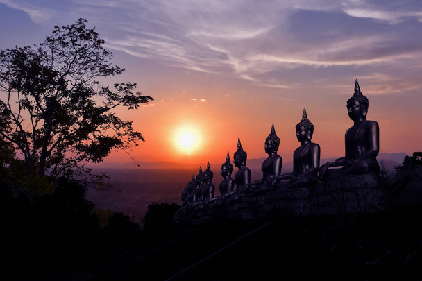 Золота статуя Будди храму Пху Салао в прекрасному заході сонця. - Фото, зображення