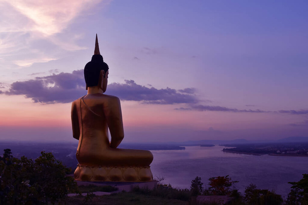 La gran estatua dorada de Buda del templo Phu Salao en Pakse, Laos
 - Foto, Imagen