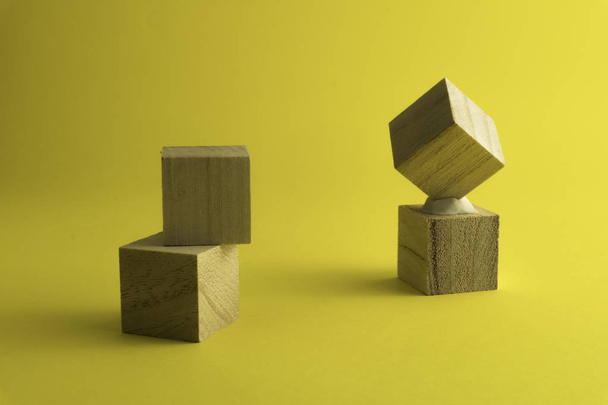 houten blokken op een gele achtergrond. - Foto, afbeelding