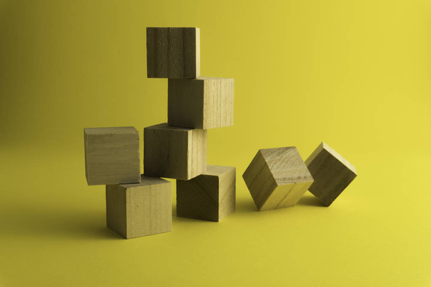 houten blokken op een gele achtergrond. - Foto, afbeelding