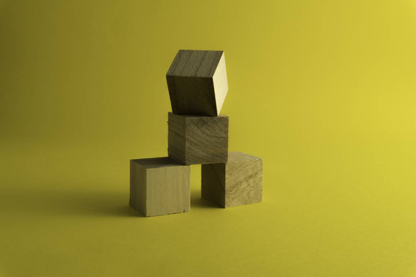 blocs de bois sur fond jaune
. - Photo, image
