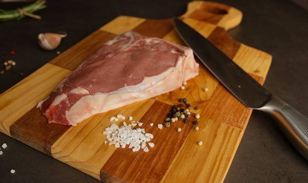 Steak raw. Barbecue Rib Eye Steak or rump steak on rustic table with rosemary. T-Bone steak. - Foto, Bild