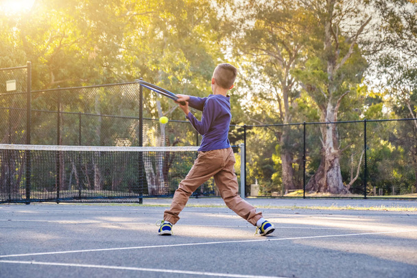 Menino australiano jogando tênis
 - Foto, Imagem