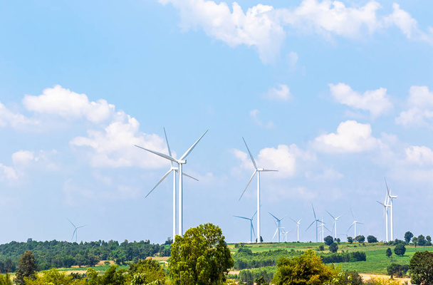 Генераторы ветряных турбин выстраиваются по вершинам холмов
 - Фото, изображение