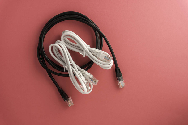 Cable LAN sobre fondo rosa
. - Foto, Imagen