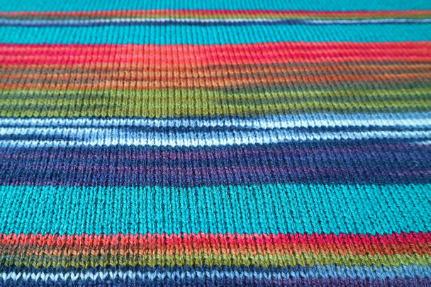 Крупним планом текстура бірюзового синього з барвистим смугастим Альпака в'язана вовняна тканина для тла або банера
 - Фото, зображення