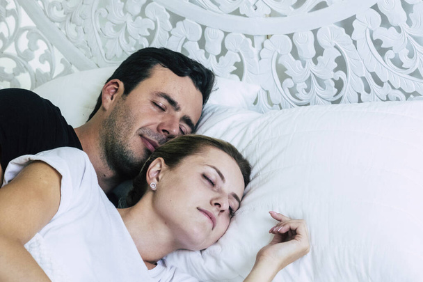 Το τρυφερό νεαρό ζευγάρι κοιμάται μαζί στο δωμάτιο του ξενοδοχείου ή στο σπίτι - Φωτογραφία, εικόνα