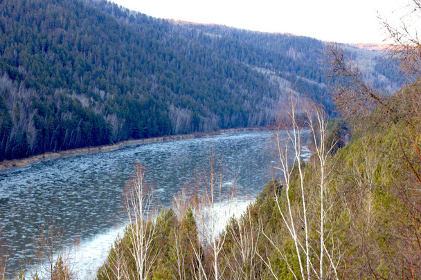 Река, на которой Шуга плавает перед ледоколом на переднем плане камни
 - Фото, изображение