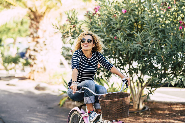 陽気な女性は自転車に乗って幸せのために笑顔 - 写真・画像