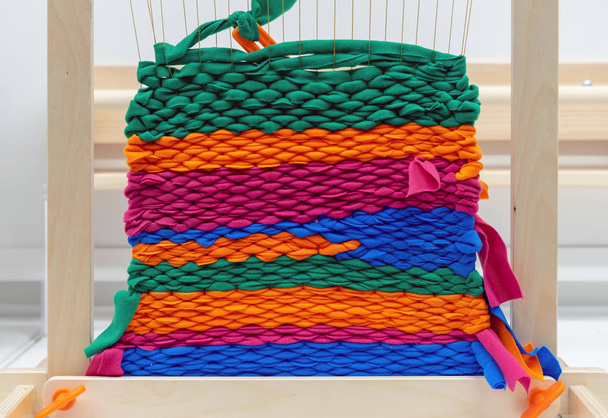 Дитячий ткацький верстат для плетіння килимків. Дитяча творчість і рукоділля
. - Фото, зображення