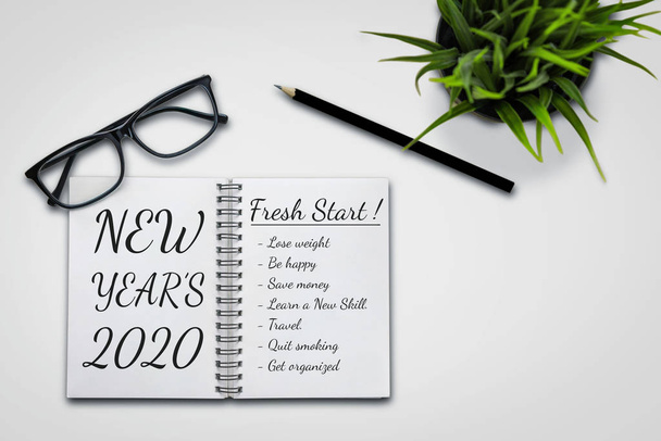 Uusi vuosi Päätöslauselma Tavoiteluettelo 2020 Business Office Desk kannettavan kirjoitettu käsin suunnitelmasta listaus uuden vuoden tavoitteet ja päätöslauselmat asettaminen. Muutos ja määrittely. - Valokuva, kuva