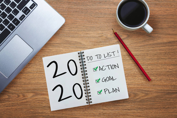 新年決議目標一覧2020年-新年の目標と決議の設定の計画リストについて手書きでノートを書いたビジネスオフィスの机。変化と決意の概念. - 写真・画像