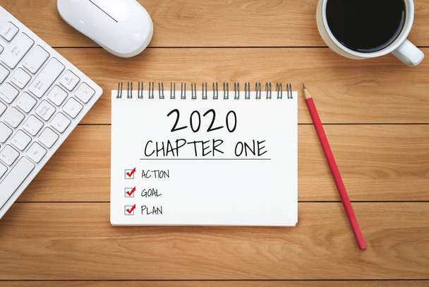 New Year Resolution Goal List 2020 - Bureau d'affaires avec cahier écrit à la main sur la liste de plan des objectifs de la nouvelle année et le réglage des résolutions. Changement et concept de détermination. - Photo, image