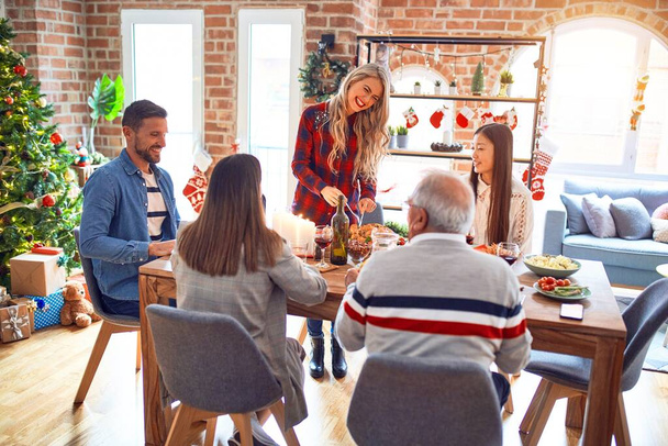 Bella riunione di famiglia sorridente felice e fiducioso. intaglio tacchino arrosto che celebra il Natale a casa
 - Foto, immagini