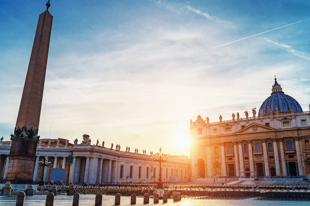 Saint Peter basilika Vatikaanissa tai Basilica Papale di San Pietro Vaticano Roomassa, Italiassa auringonlaskun aikaan lämpimänä syysiltana
 - Valokuva, kuva