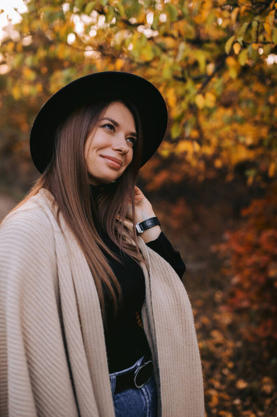 woman in black hat outdoors in autumn - Zdjęcie, obraz