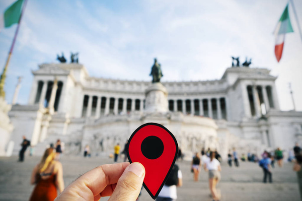 marcador rojo en el Monumento a Víctor Manuel II en Rom
 - Foto, imagen