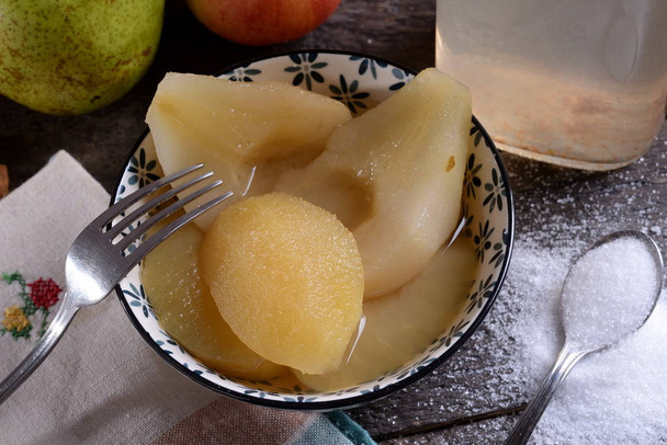 Bol aux pommes et poires cuites et cruche de sirop
 - Photo, image