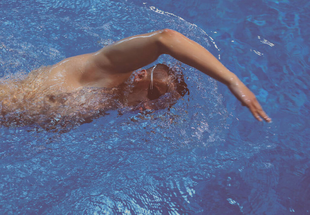 Nuotatore maschile in piscina. Foto subacquea. Nuotatore maschio. - Foto, immagini