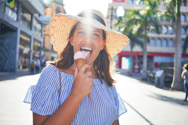 Mladá krásná žena jíst zmrzlinu kužel kráčející ulicí Tenerife na slunný letní den na dovolenou - Fotografie, Obrázek