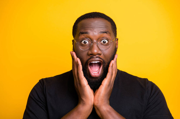 Close up photo of crazy screaming stupor black man in t-shirt expressing astonishment on face isolated bright color yellow background - Фото, зображення