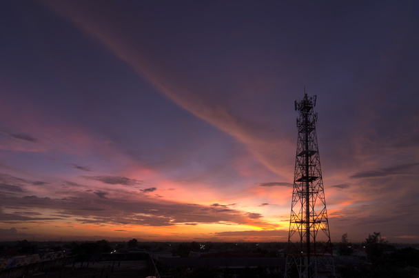 Sziluettek távközlési torony - Fotó, kép