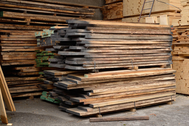 Empilements de bois à vendre pour divers emplois
 - Photo, image