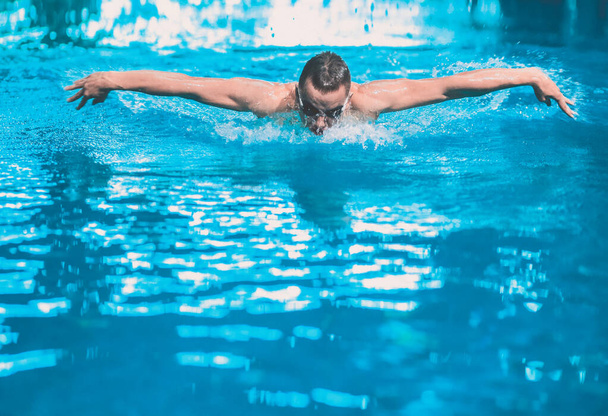 Male swimmer at the swimming pool. Underwater photo. Male swimmer. - Valokuva, kuva
