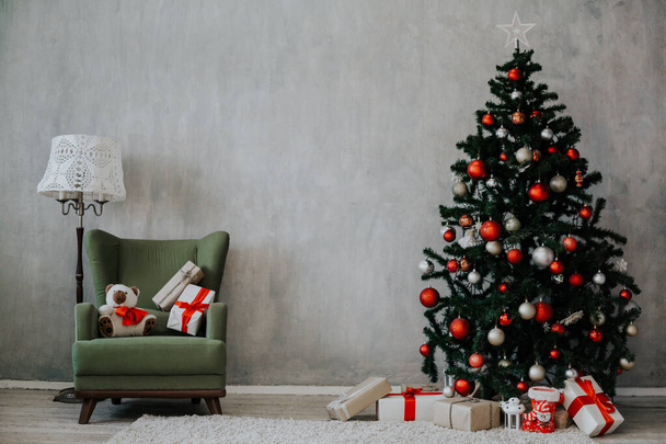 Kerstboom met cadeautjes thuis voor het nieuwe jaar - Foto, afbeelding