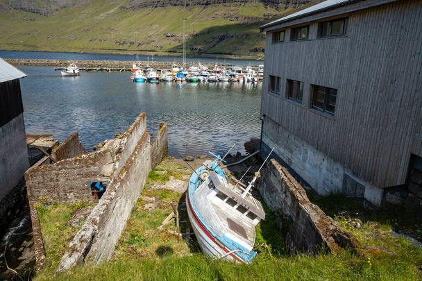 Sorvagur, Feröer-szigetek, Dánia - 2019. július 09.: Hagyományos fa - Fotó, kép