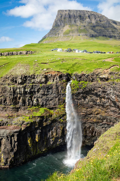 Mulafossur Wasserfall in Gasadalur Dorf auf den Färöern, nort - Foto, Bild