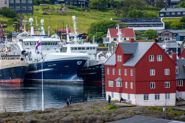 Torshawn, Faeröer, Denemarken - 05 juli 2019: Haven in baai - Foto, afbeelding