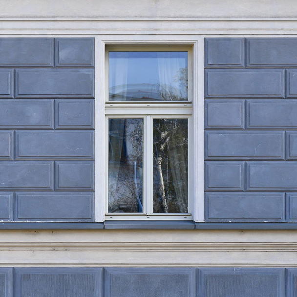 Fenêtre d'un ancien bâtiment. Vieux Prague, 2019
.  - Photo, image