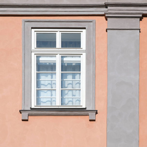 Вікно старовинної будівлі. Стара Прага, 2019.  - Фото, зображення