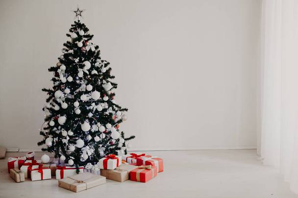 Χριστουγεννιάτικη διακόσμηση λευκό δωμάτιο δέντρο δώρα νέο έτος 2018 2019 - Φωτογραφία, εικόνα