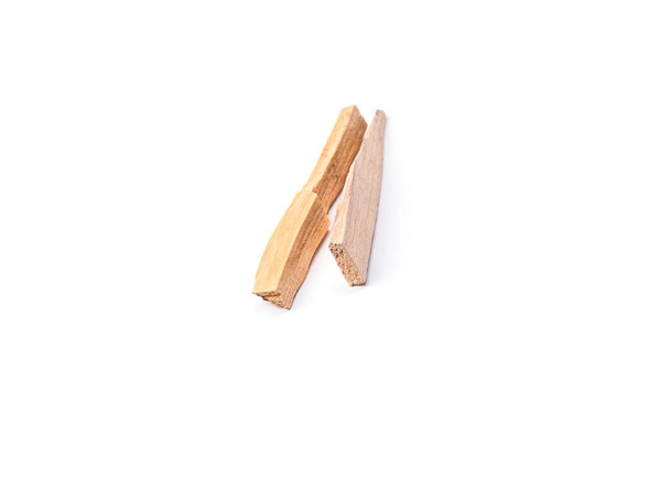 Дві дерев'яні палички саунто ізольовані на білому тлі. Бурсера могили
 - Фото, зображення