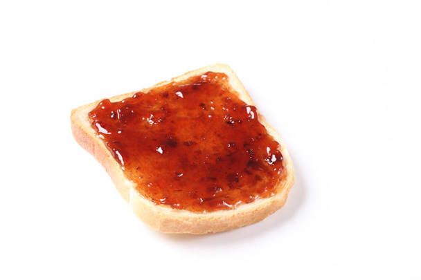 szelet pirított kenyér elszigetelt fehér alapon másolás helyet a szöveg - Fotó, kép