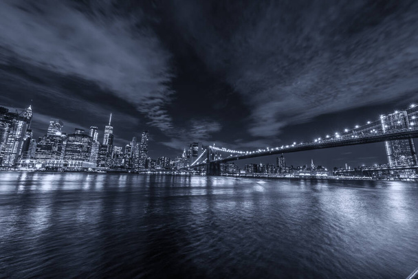 Skyline of Manhattan i Brooklyn Bridge, widok nocny - Zdjęcie, obraz