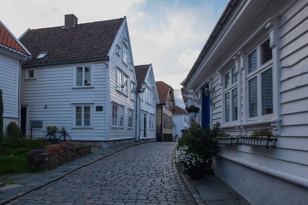 traditionelle Holzhäuser in gamle stavanger. gamle stavanger ist eine historische Gegend der Stadt stavanger in Rogaland, Norwegen. schöner Sommersonnenuntergang mit farbigem Himmel. Juli 2019 - Foto, Bild