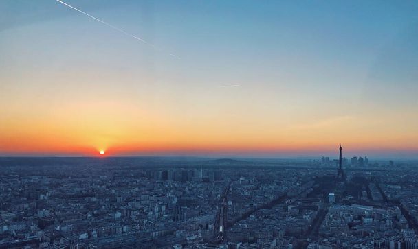 パリの街の景色を望むエッフェル塔の日没の景色モンパルナス - 写真・画像