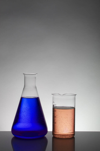 Liquido in bottiglie da laboratorio. Laboratorio biochimico scientifico. Liquido colorato
. - Foto, immagini