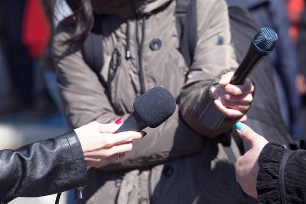 Novináři držící mikrofony na tiskové konferenci - Fotografie, Obrázek