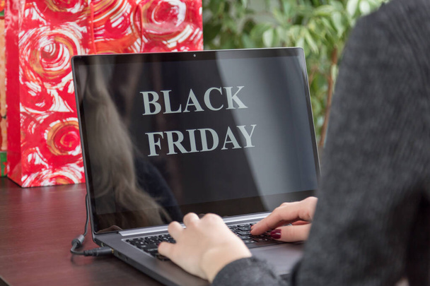 Девушка делает покупки через интернет в черную пятницу
 - Фото, изображение