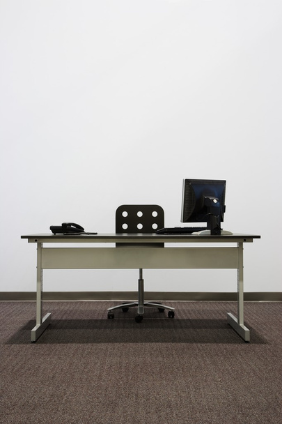 Голий офісний стіл з комп'ютером і телефоном
 - Фото, зображення