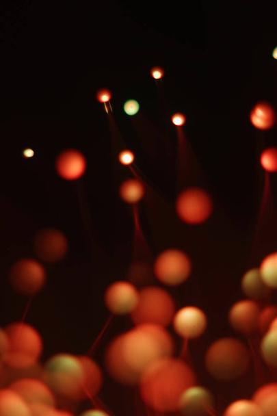 Neujahr und Weihnachten farbige Illumination. die Illusion einer Salutexplosion. die Macken der Lichtleiterlampe. - Foto, Bild