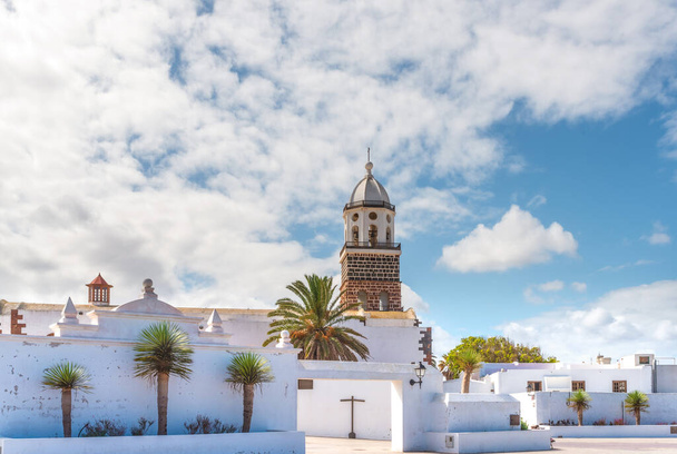 kerk Nuestra Senora de Guadalupe in Teguise, oude hoofdstad van Lanzarote, Canarische Eilanden, tegen een prachtige blauwe lucht - Foto, afbeelding
