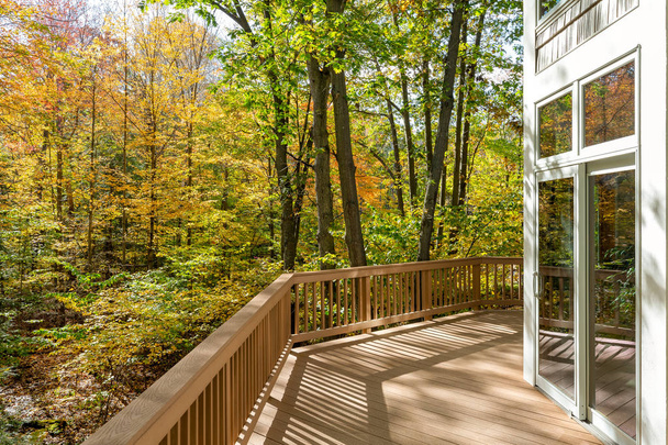 Großes Deck zu Hause im Wald - Foto, Bild