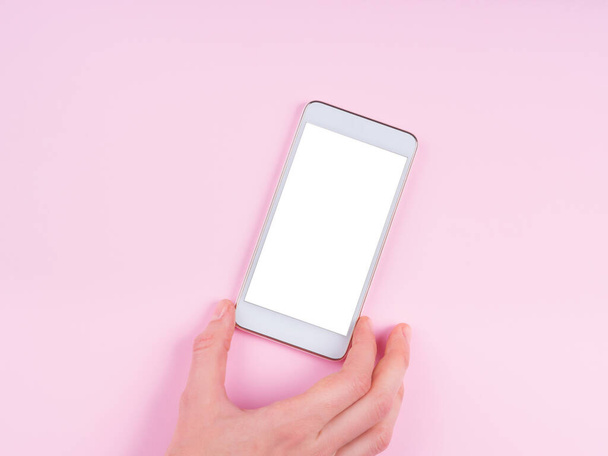 Рука з екраном смартфона на рожевому
 - Фото, зображення
